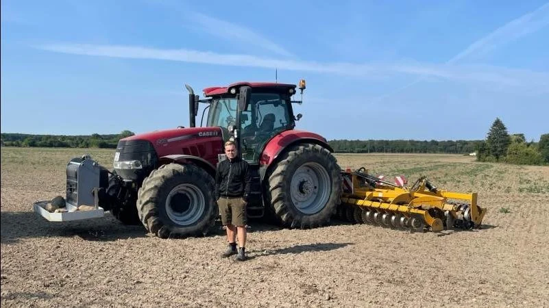 Henrik Lund står her i sin nu nedharvede konsumærtemark. - Nu trækker jeg mig som konsumærteavler. Jeg tør ikke producere under de vilkår, siger avleren fra Lolland.