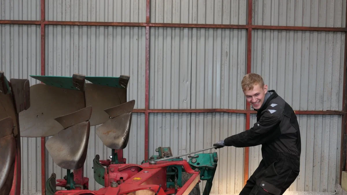Nyansatte Magnus Krejberg hos Ploveksperten bruger noget af tiden hos søsterfirmaet Farmimplement til at skifte et par bøsninger og finjustere en brugt indbyttet Kverneland plov, der snart skal ud og fortsætte karrieren hos en anden landmand som en renoveret og toptrimmet maskine. Foto: Bøje Østerlund.