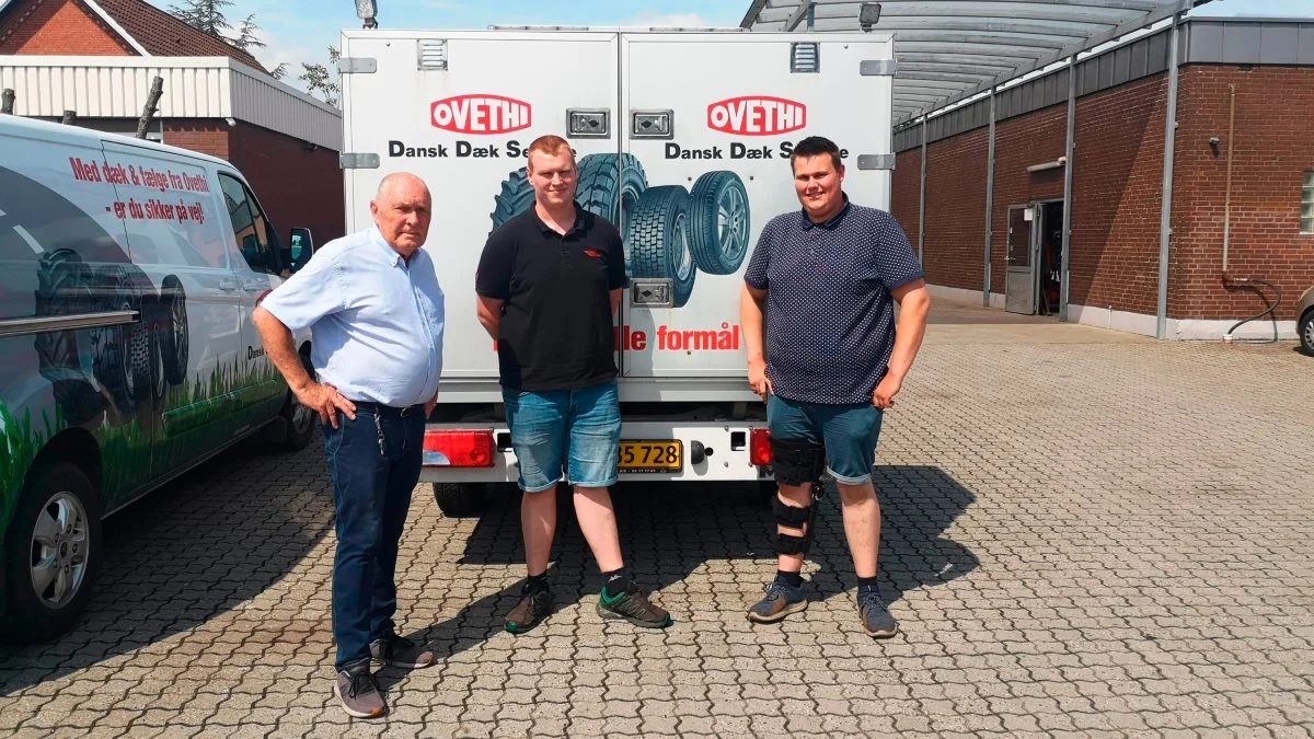 Daniel Nørhave (th) og Per Christian Christensen (i midten), Aarestrup Traktor & Maskiner ApS er ny Ovethi-servicepartner. Her ses de sammen med Thomas Thinggaard, adm. direktør i og medejer af Ovethi.
