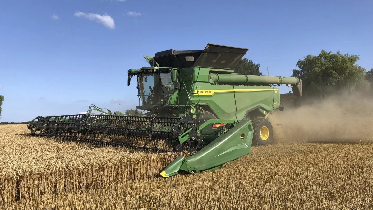 Demo-udgaven af X9-flagskibet kører med John Deeres nyudviklede flexskærbord på 40 fod. Men når den kommer i handlen til den kommende høstsæson, kan den leveres med et 45 fods, og på sigt også et 50 fods skærebord. Foto: Semler Agro