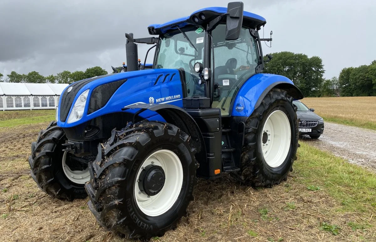 New Holland T6 Methan Power-traktor, der er 100 procent drevet af metangas, har samme design og hk-effekt (180 hk), som på New Holland T6-serie (Stage V) med dieselmotor. Forskellen er dog, at metantraktoren kører på fossilfrit brændsel og reducerer dermed udledningen af CO2 gevaldigt. T6 Methan Power-traktoren bliver den første metantraktor i serieproduktion. Foto: Per Jørgensen