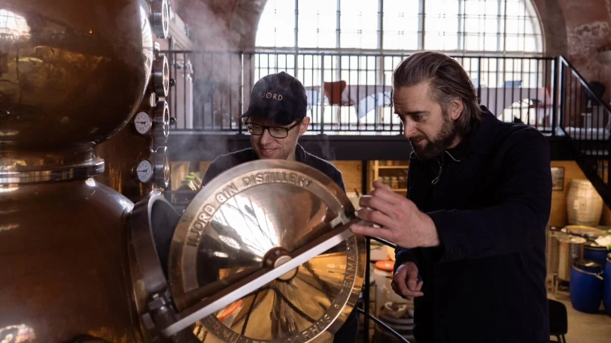 Lars Toke Graugaard og Troels Præst Andersen er hjernerne bag Njord Destilleri, der producerer gin fra Aarhus Havn. Foto Anna Lukacova