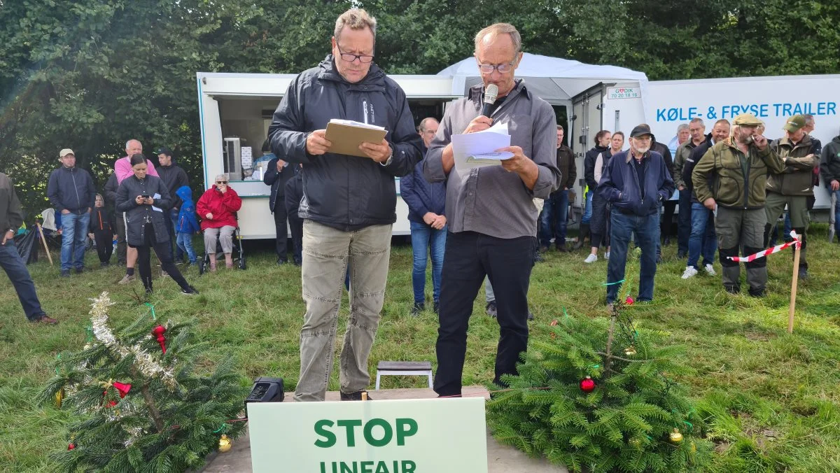 Målet med demonstrationen og de øvrige aktioner er at få Sydbank ud af Green Team Group, lyder det fra arrangøren af demonstrationen i Aabenaa, Bjarke Schwartz.  Her ses han til venstre sammen med en  tysk juletræsproducent, der også var på talerstolen. Fotos: Henning Andersen