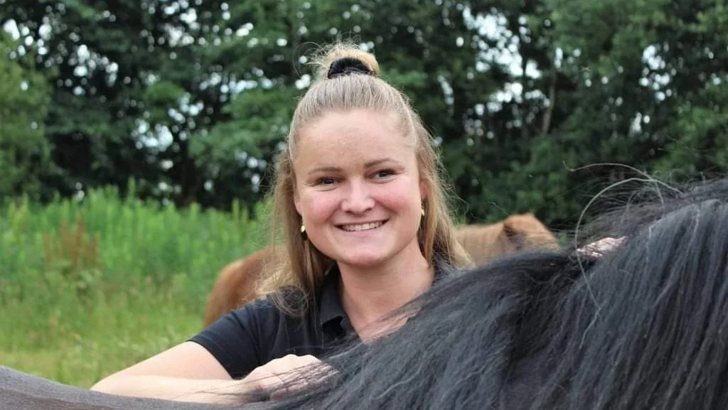 - Vi har arbejdet på denne produktserie meget længe, og det er skønt endelig at kunne få den ud på markedet, lyder det fra foderkonsulent og produktansvarlig hos Dangro Nordic A/S, Ditte Katrine Oksen, om den nye tilskudsserie »Amequ Elixir«. Foto: Dangro Nordic