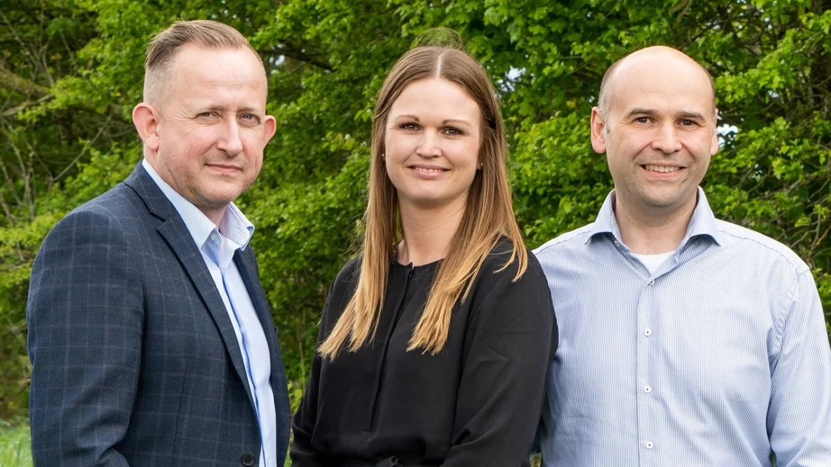 Ejendomsmægler Bent Holm (tv.), ejendomsmægler Carina Jessen og ansvarlig for salg og vurdering Troels Schmidt (th.). Foto: Hekto&Co.