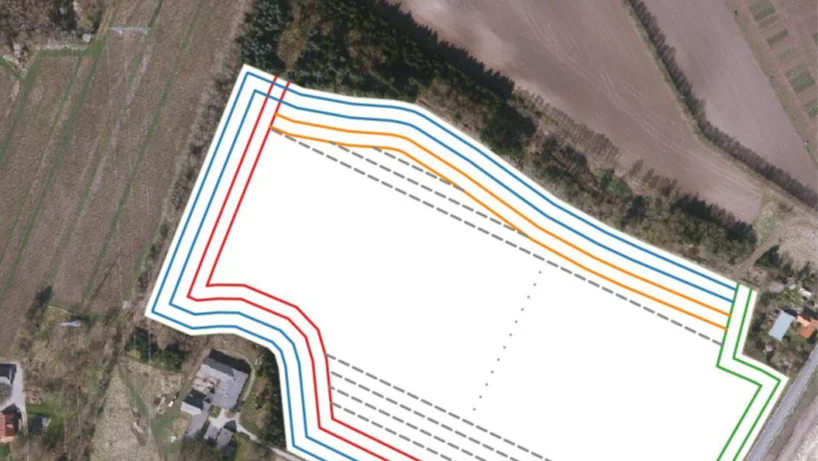Forslag til kørsel for at tømme høstmarken for vildt ud i bevoksningen øverst. Først startes ud mod vejen (grønt spor). Dernæst laves en korridor (røde spor), så høst midt i (grå spor til orange) og sluttende med kanterne (blå spor), da vildtet ofte opholder sig i markkanterne. Kilde: Landbrugsstyrelsen