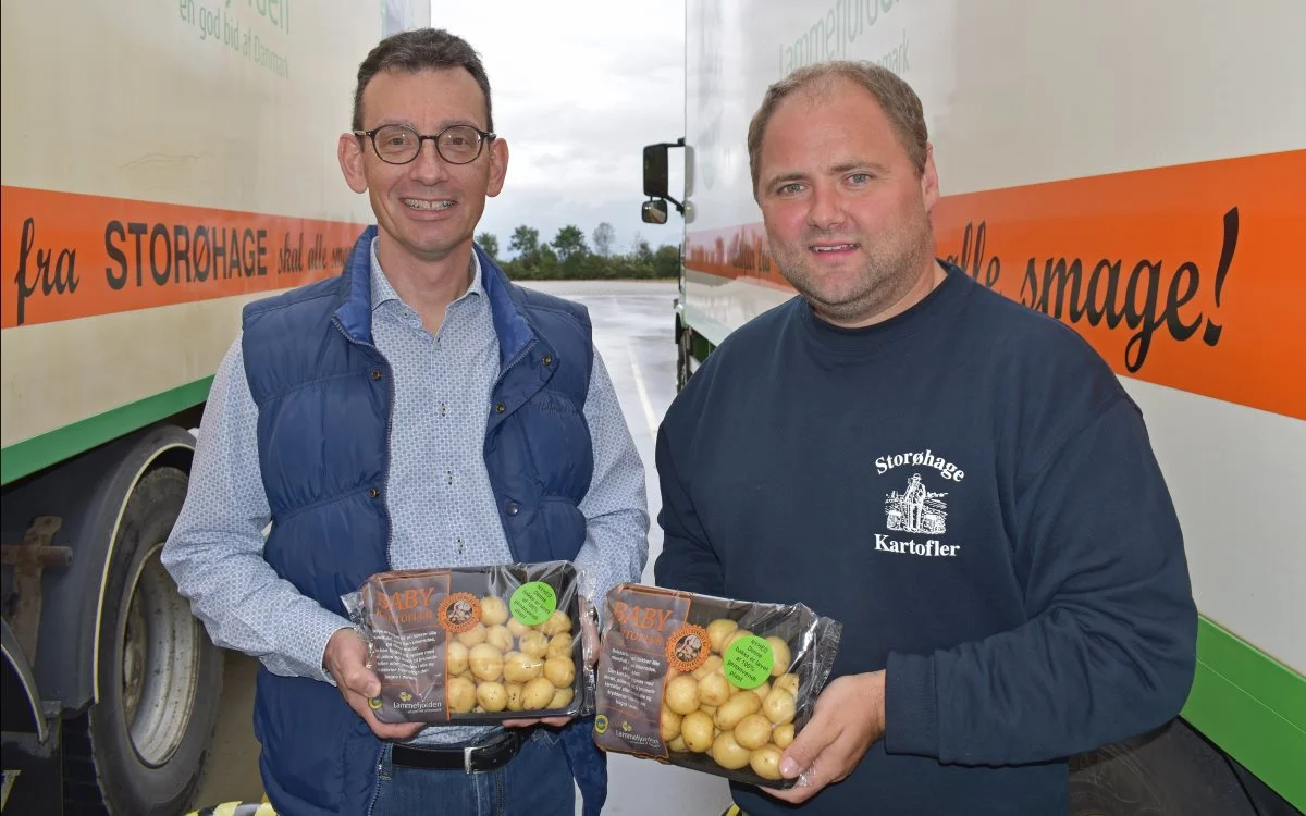 Lars Æbelø, salgschef hos ST Plast (til venstre), og Morten Anker fra Storøhage Kartofler med de nye bakker.