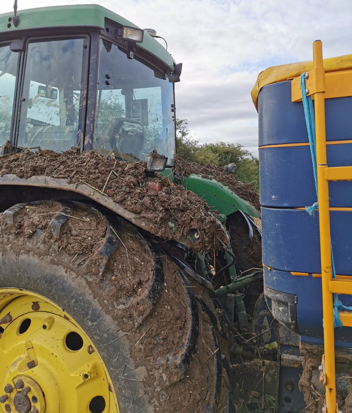 Det er langt fra optimale betingelser, som landmænd lige nu kører og sår efterafgrøder under. Her en traktor og såmaskine, som var i marken i går formiddag i Vojens. Foto: Morten Aggesen