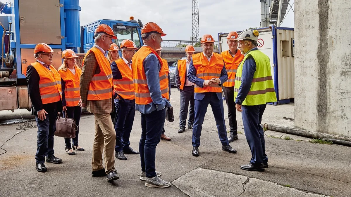 På sit besøg hos Nordic Sugar mødtes Dan Jørgensen blandr andre med direktør Jesper Thomassen i den gule vest, samt borgmester og viceborgmester i Lolland Kommune, Holger Schou Rasmussen (S) og Henrik Høegh (V). Foto: Patrick Kirkby. 