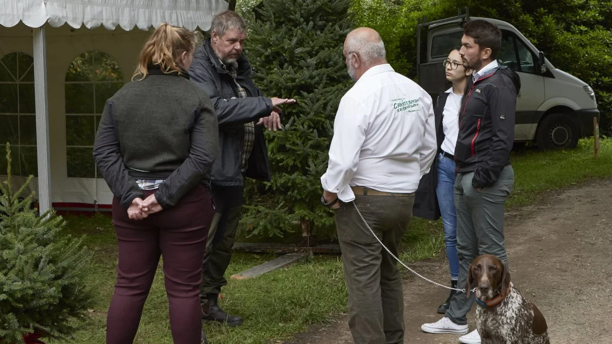 - Det er naturligvis Sydbanks egen forretning, men det er ikke smukt. Sådan lød kommentaren til demonstrationen i Aabenraa fra juletræsproducent Lars Madsen. På sin stand aftaler han og datteren Nelle her med en tidligere kunde fra Østrig et besøg en af de kommende dage i virksomheden i Kjellerup.