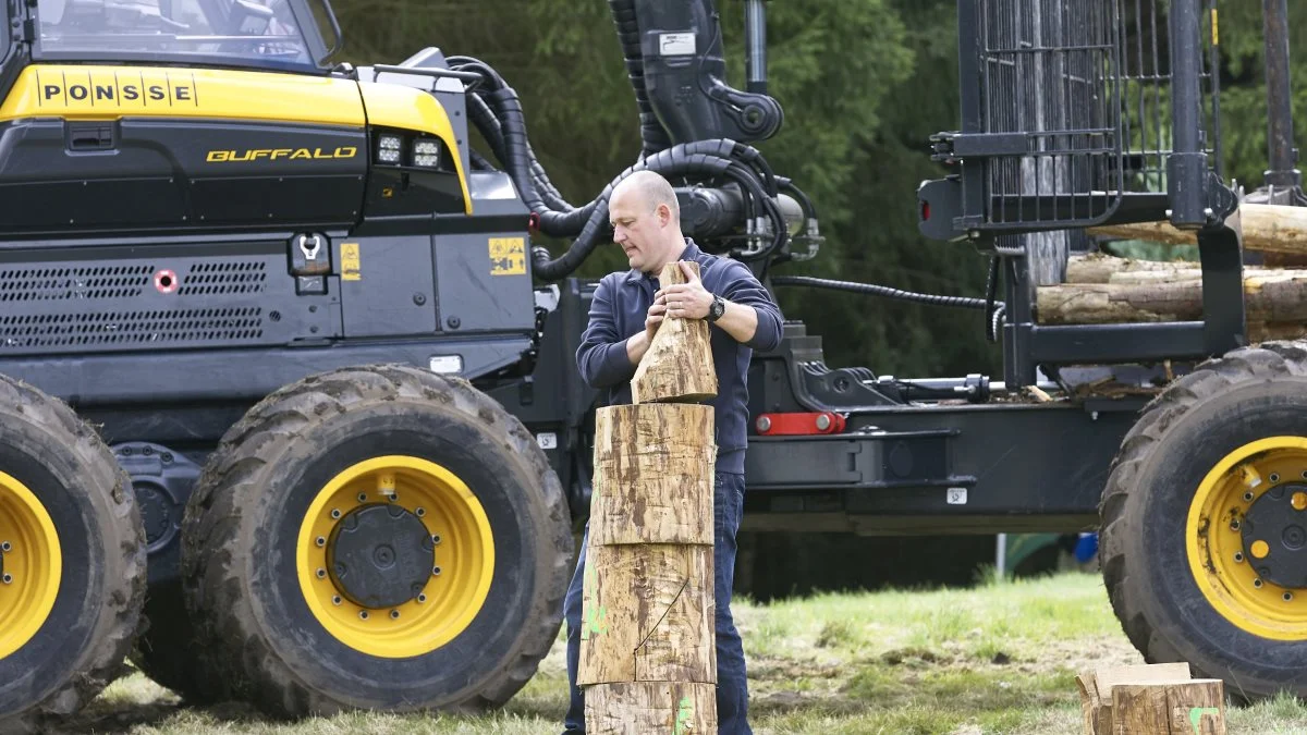 Kennet Vinderslev gør sig klar til dysten om danmarksmesterskabet i udkørsel i går på Langesømessen. Det endte med endnu en sejr, den femte i træk og den tiende DM-titel siden 2006. Foto: Erik Hansen 