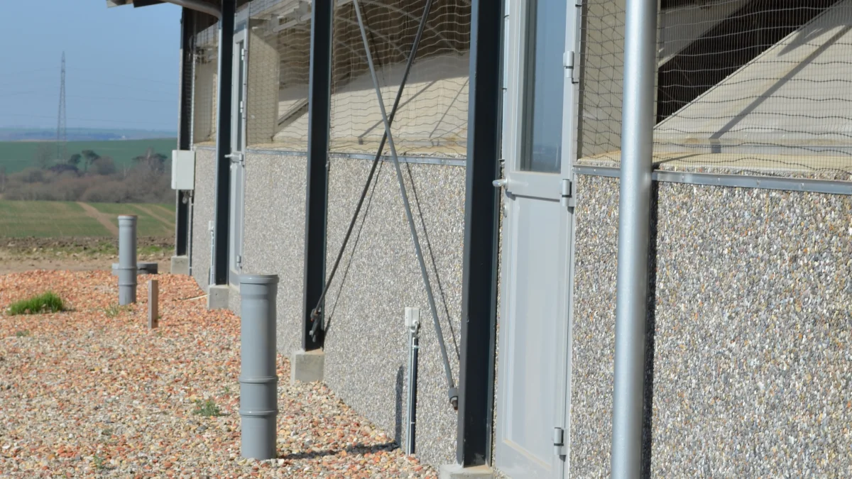 De elektriske aktivatorer, der åbner og lukker spadeventilerne i gyllerørene fra hver staldsektion, sidder godt beskyttet inde til de grå plasthætter uden for stalden. Foto: Agrifarm 