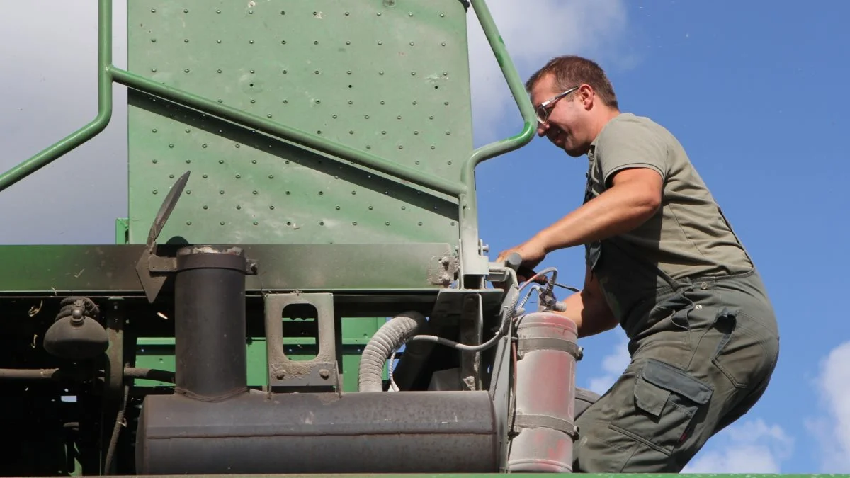 Frank Larsen er pilot i den ene af Fristrup Maskinstations to 30 fod John Deere-mejetærskere.