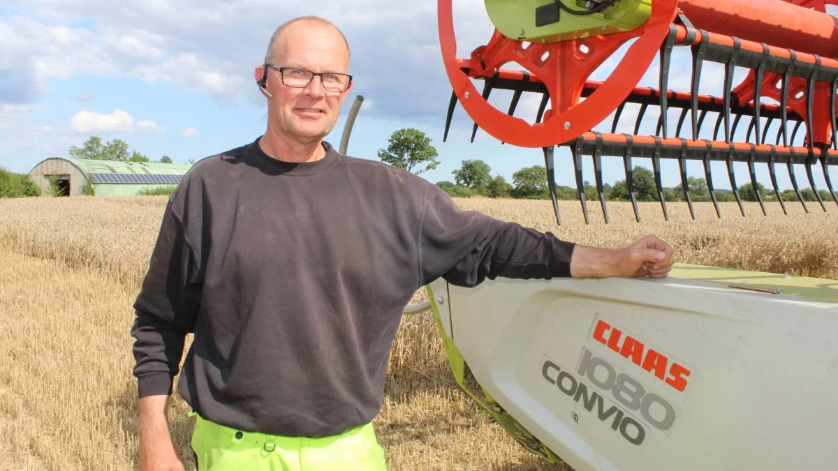 Peter Lehmann, der er selvstændig landmand og entreprenør, hjælper hvert år Skyggebjerg Maskinstation med høsten. Normalt kører han i en Claas Lexion 670, men prøvekørte mandag en anden model. 