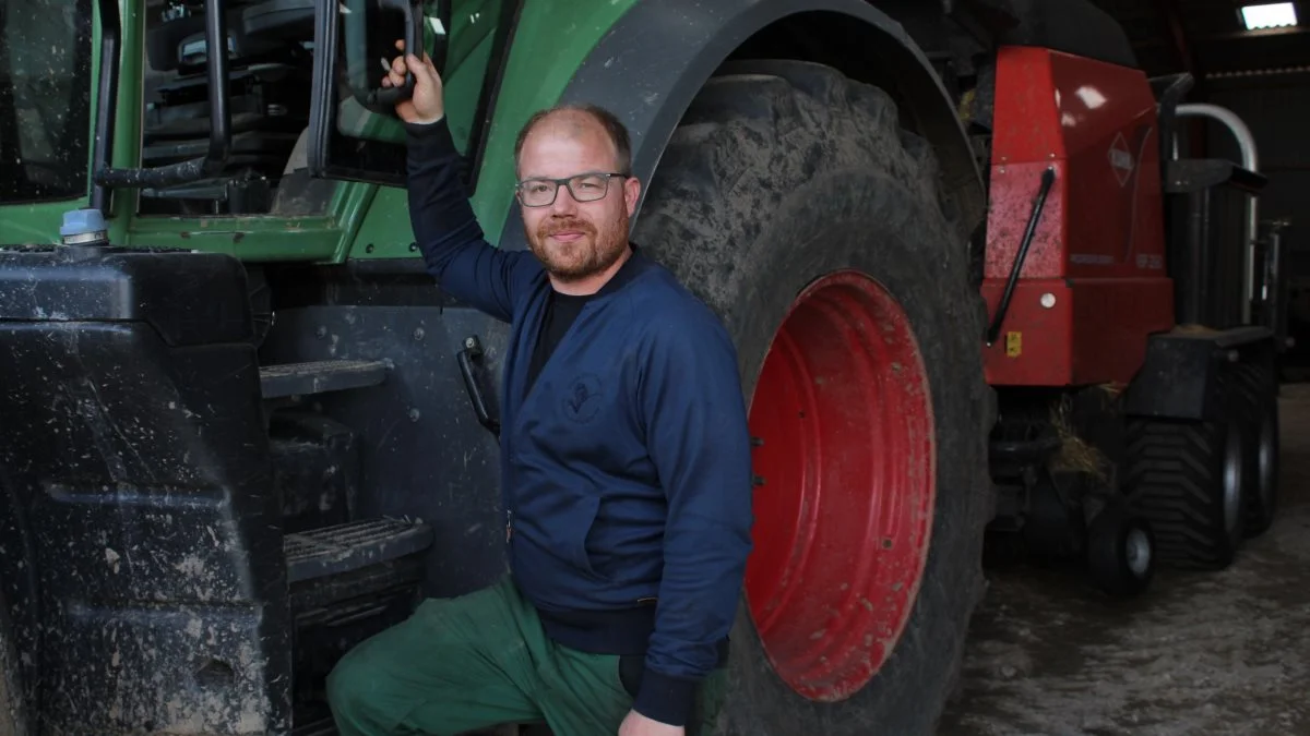Mandag var en meget travl dag i marken for Skyggebjerg Maskinstation. Her ses maskinstationsejer Søren Ladegaard Sørensen på vej ud i marken for at presse halm.  