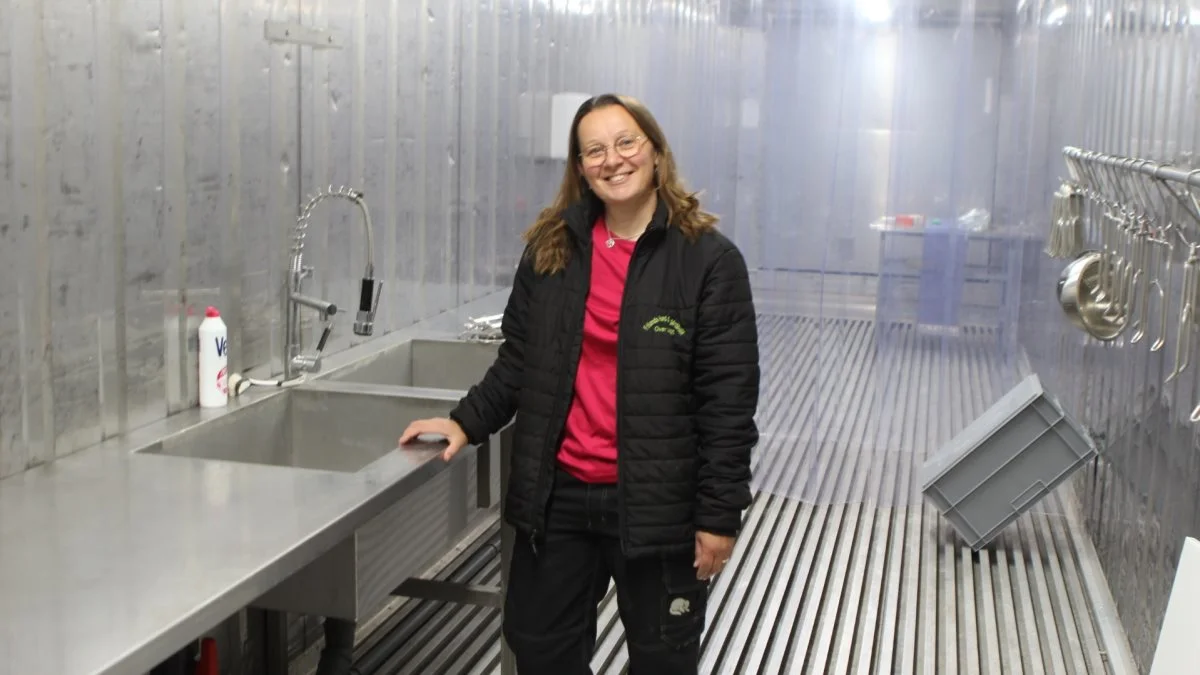 Kirsten Holgaard står selv for en stor del af slagtningerne i sin dertil indrettede kølecontainer. Fotos: Christian Carus