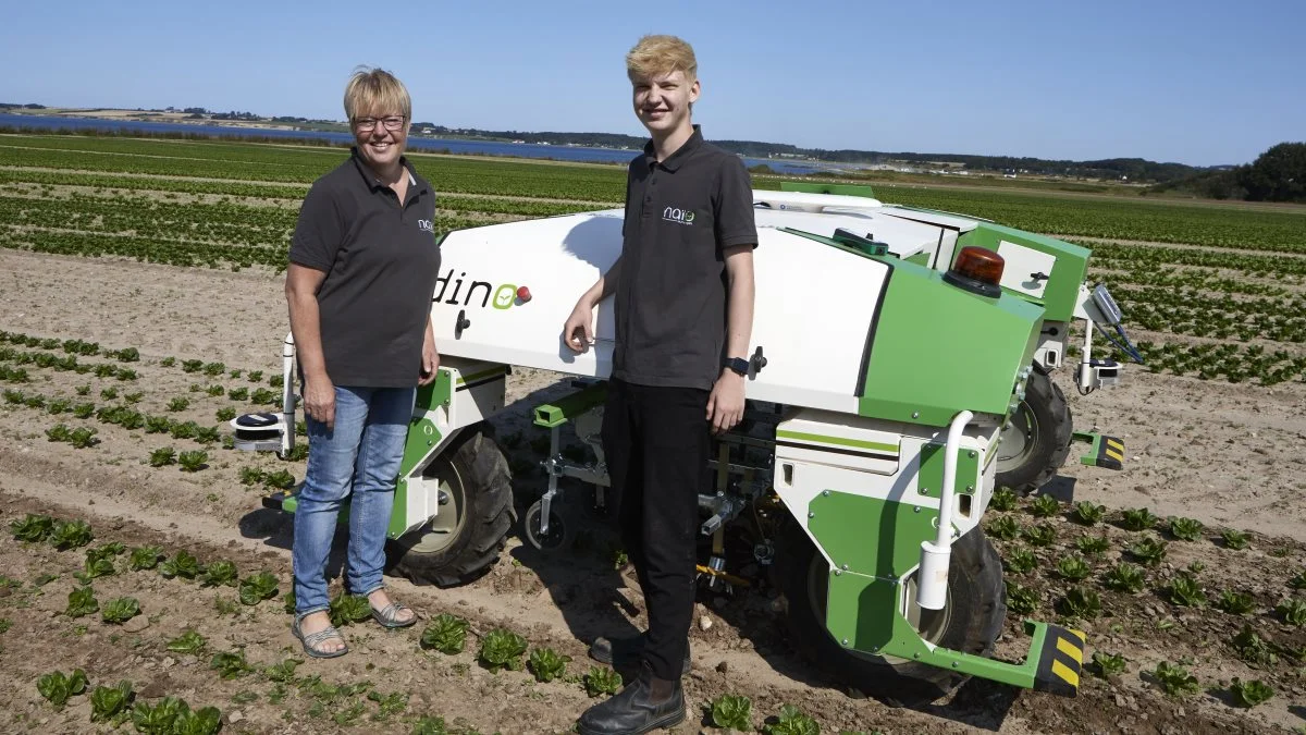 SeedCom i Vissenbjerg viste for første gang en Naio robot som betaudgave på Agromek 2016. Siden er den videreudviklet og testet, så AgroRobTech nu er klar til at sende den franske robot på markedet. 21-årige Marcus Bech står for test og fremvisning, mens moderen Gitte Bech tager sig af de praktiske opgaver i det nyetablerede familiefirma.
