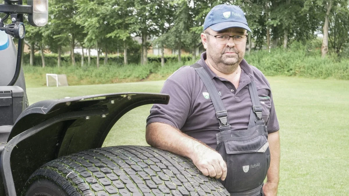 Erik Jensen, er chauffør i Rebild Kommune og dagligt tilbringer otte timer i traktoren, har også hæftet sig ved en øget kørekomfort med specialløsningen.