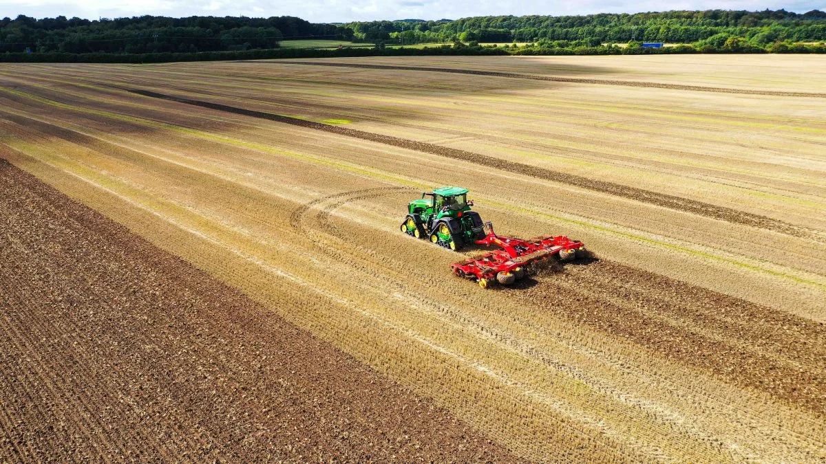John Deere og Väderstad kører i marken ved et større arrangement tirsdag den 7. september hos Kring Agro. Arkivfoto

