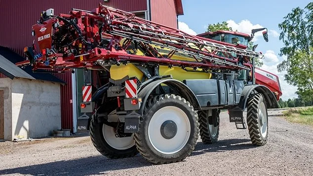 Netop ved bekæmpelse af tidsler er det bedst at vente til stort set alle tidselplanter er mindst 10-15 cm høje. - Sprøjtes tidligere reduceres nemlig langtidseffekten, fastslår planteavlskonsulent Ole Schou, VKST. Foto: Hardi
