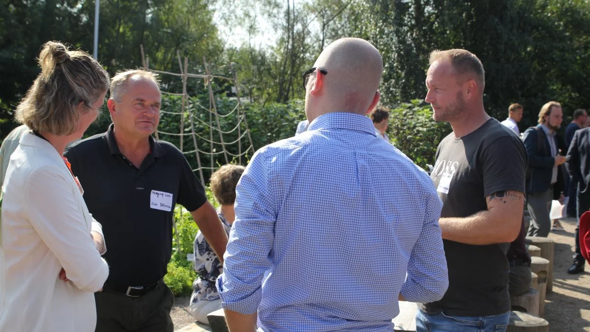 Forvalter Olav Ditlevsen (nr. 2 fra venstre) og køkkenchef Frank Bybjerg Andersen (yderst til højre) fra Kragerup Gods var blandt de mange deltagere i mandagens Plantetopmøde - »Bælg og Business«.