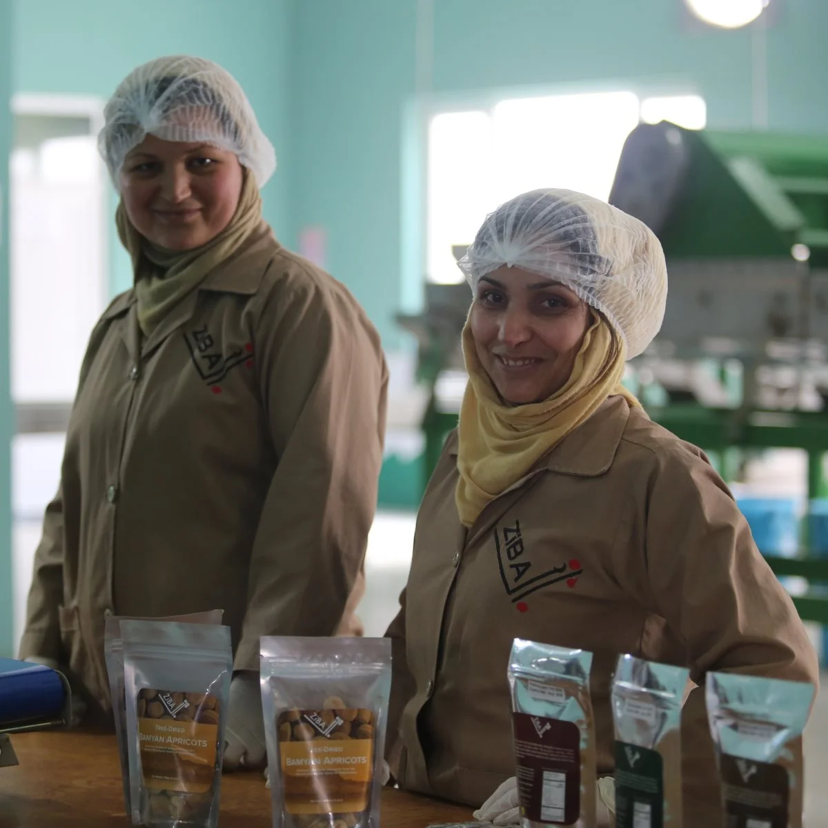 Hos Ziba Foods, som blandt andet leverer nødder, morbær og mandler til Warfair, udgør kvindelige ansatte en stor del af arbejdsstyrken. Foto: Warfair