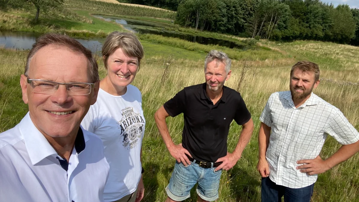 Erling Bonnesen, Lene Brandenborg og Hans Damgaard fik syn for sagen om den naturindsats, som landmand Peter Hindbo har lavet på Adsbølgaard vest for Kolding, da de for nylig aflagde ham et besøg.