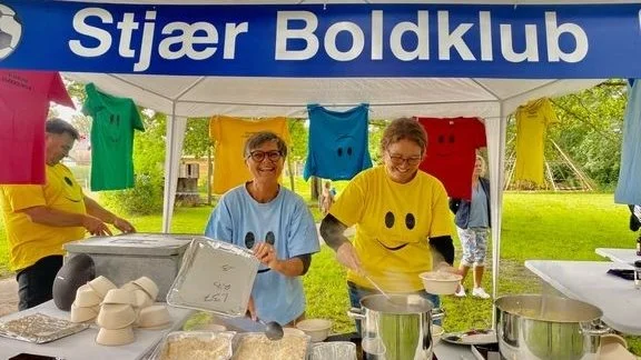 Ved bedømmelseskomitéens besøg serverede Stjær Boldklub deres hofret: Boller i karry med mulighed for ekstra karrysovs. Nu kan landsbyen Stjær kalde sig Årets Landsby 2021. Foto: Jan Thøgersen