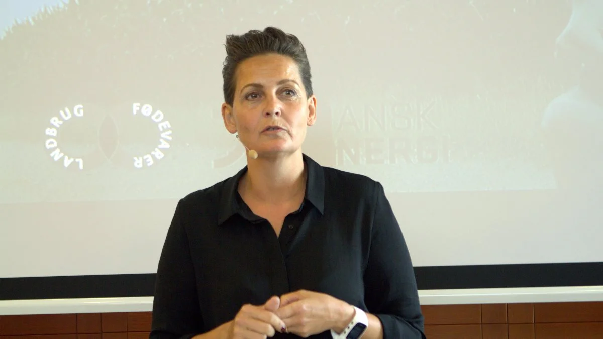 SF er bekendt med, at videoklip af sprøjtning i frugtplantage ikke er fra Danmark, lyder det fra partiet i den video, hvor SF's formand Pia Olsen Dyhr er med. Arkivfoto