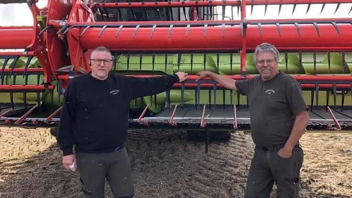 Peter Michaelsen (tv.), ejer af Nørregaard Markservice, her sammen med medarbejder Lars Holst. Det er Peter Michaelsen selv, der kører denne mejetærsker. Privatfotos