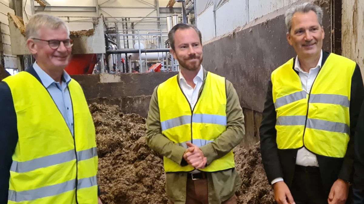 Venstre-formand Jacob Ellemann-Jensen fik en rundvisning på Nature Energys biogasanlæg under sit nylige besøg. Her ses han sammen med bestyrelsesformand Peter Gæmelke (tv.) og biogasselskabets administrerende direktør Ole Hvelplund (t.h.). Foto: Henning K. Andersen
