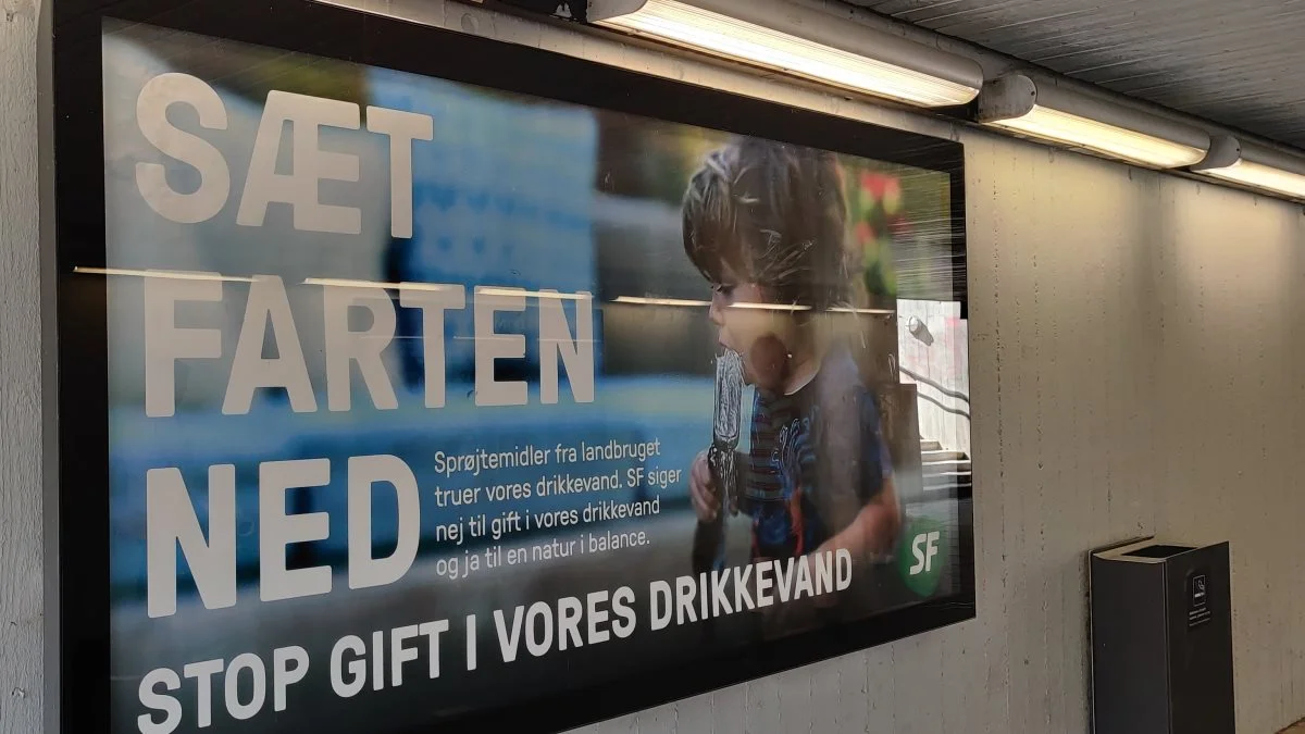 Her ses den kampagne fra SF, der hænger rundt omkring på udvalgte DSB-stationer. 