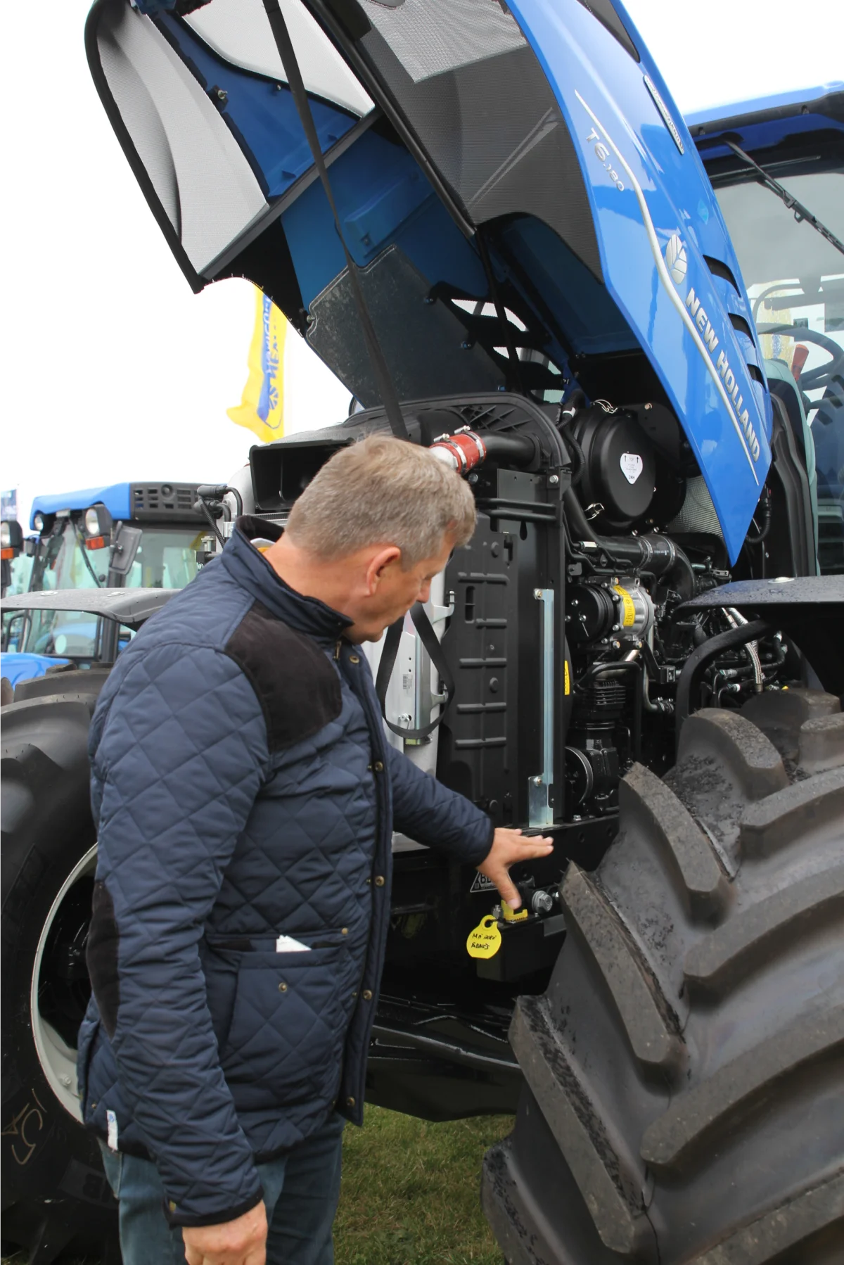 Svend Olesen orienterede om de ændringer, som har gjort den blå New Holland-traktor grøn. Foto: Jesper Hallgren