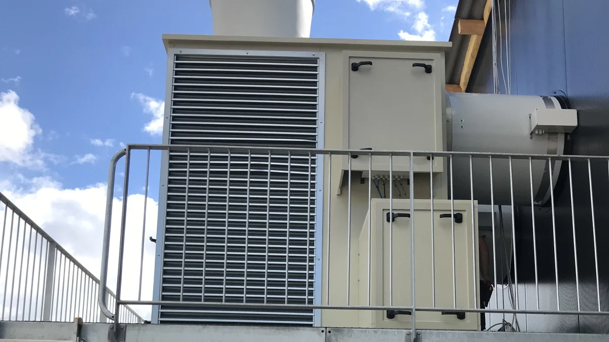 Heat-X-Rotate fra KJ Klimateknik er på kyllingestalden ved Brande placeret på en forhøjet stålplatform.