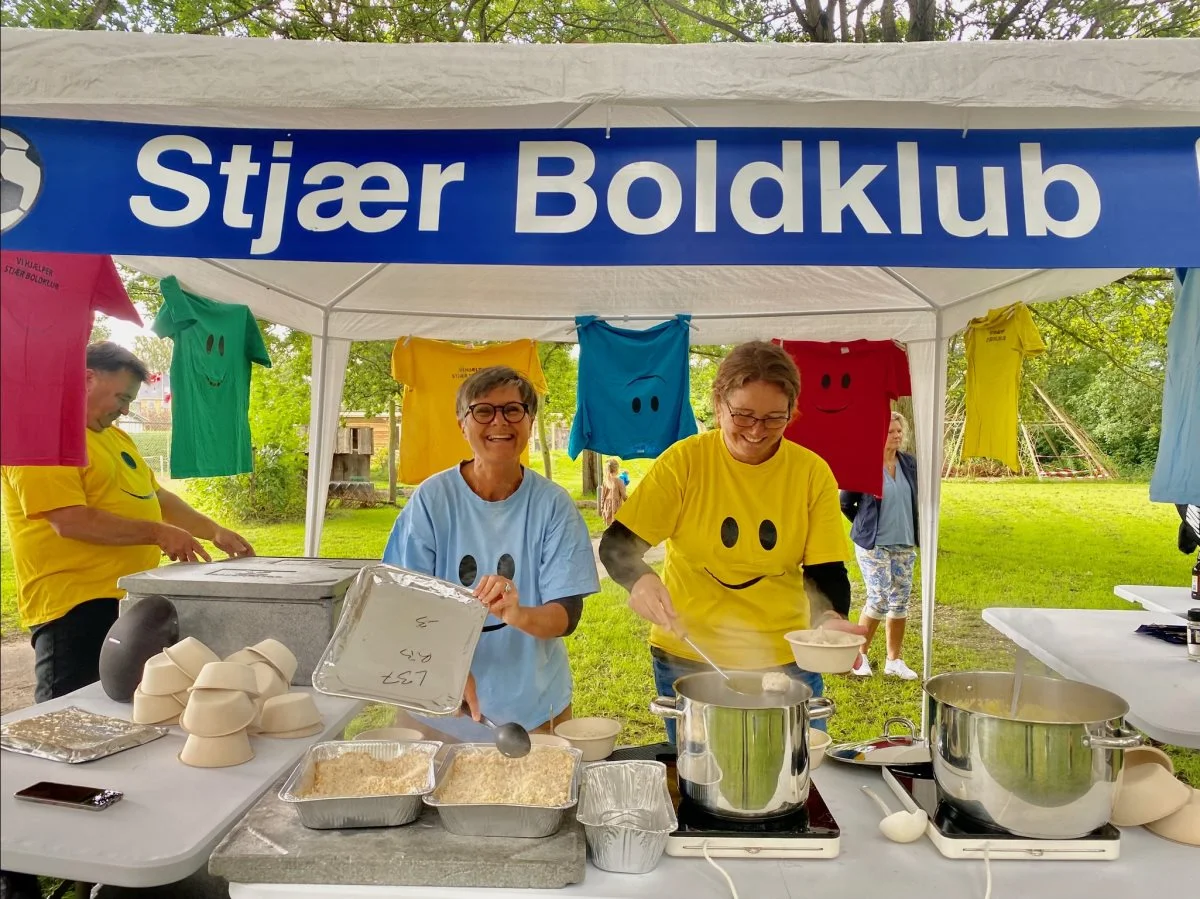 Ved bedømmelseskomitéens besøg serverede Stjær Boldklub deres hofret: Boller i karry med mulighed for ekstra karrysovs. Nu kan landsbyen Stjær kalde sig Årets Landsby 2021. Foto: Jan Thøgersen 