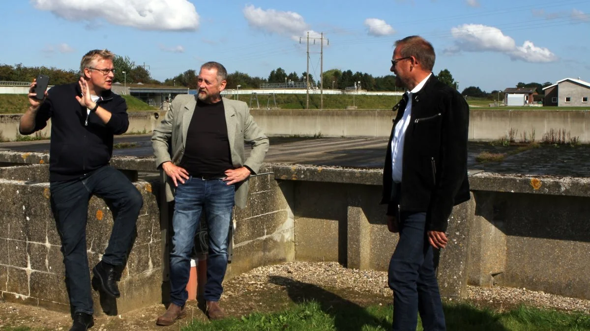 Formanden for Faxe Forsyning, Lars Follmann, i dialog med Venstres miljøordfører, Jacob Jensen (til venstre), og Dansk Folkepartis René Christensen (til højre). Foto: Lasse Ege Pedersen