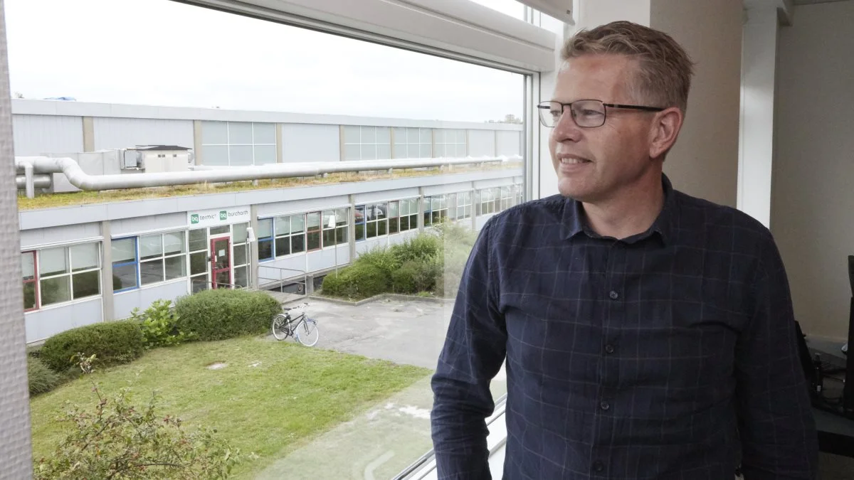 Administrerende direktør og medindehaver af BG Group, Anders Kjeld, fryder sig over, hvordan et af virksomhedens mange klima- og miljøprodukter, det grønne sedum-tag har givet de tidligere Damixa-fabriksbygninger et helt anderledes præg. Det grønne tag, der er opbygget af 40x60 cm bakker med specielle arter opdyrket i et særligt vækstmedie, sikrer både et betragteligt regnvandsoptag og isolering. Fotos: Erik Hansen      