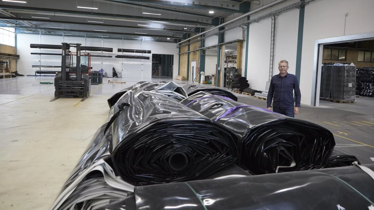 Disse store plastmembraner er på vej til et regnvandsprojekt i Filippinerne, fortæller direktør Anders Kjeld.