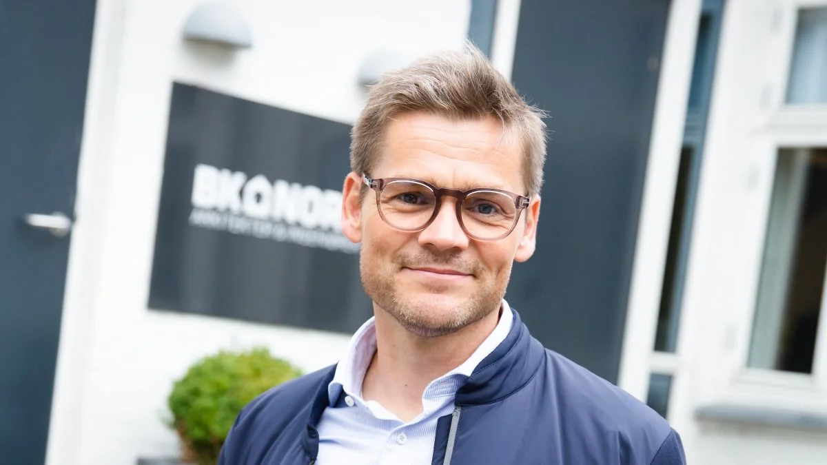 René M. Larsen er oprindelig uddannet både tømrer og bygningskonstruktør og har blandt andet haft en lang karriere indenfor byggebranchen. Blandt andet som udviklingschef og projektdirektør i andre arkitekt- og ingeniørvirksomheder.