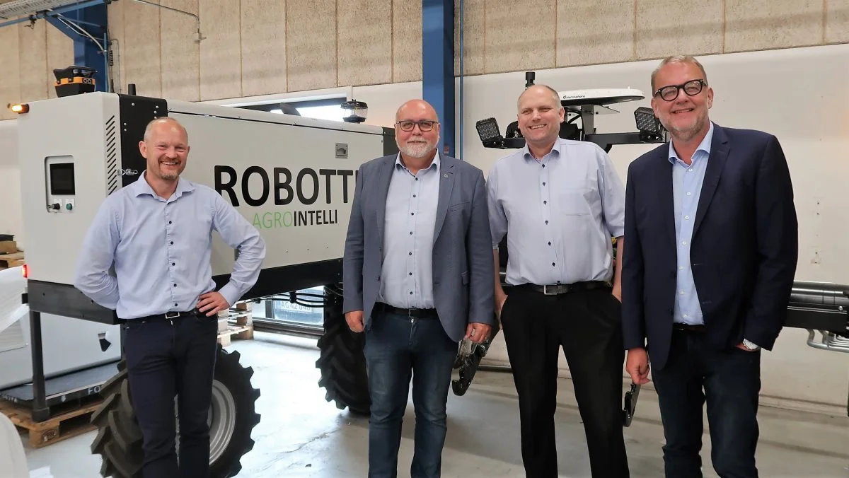 Venstres transportordfører Kristian Pihl Lorentzen (i gråt jakkesæt) mener, at Agrotellis erfaringer med at producere markrobotter, som kører på biodiesel lavet på raps, også kan bruges i den tunge transport. Han flankeres fra venstre af direktør Ole Green, Agrointelli A/S, Morten Simonsen, Emmelev A/S og Lars Chr. Lilleholt (V).