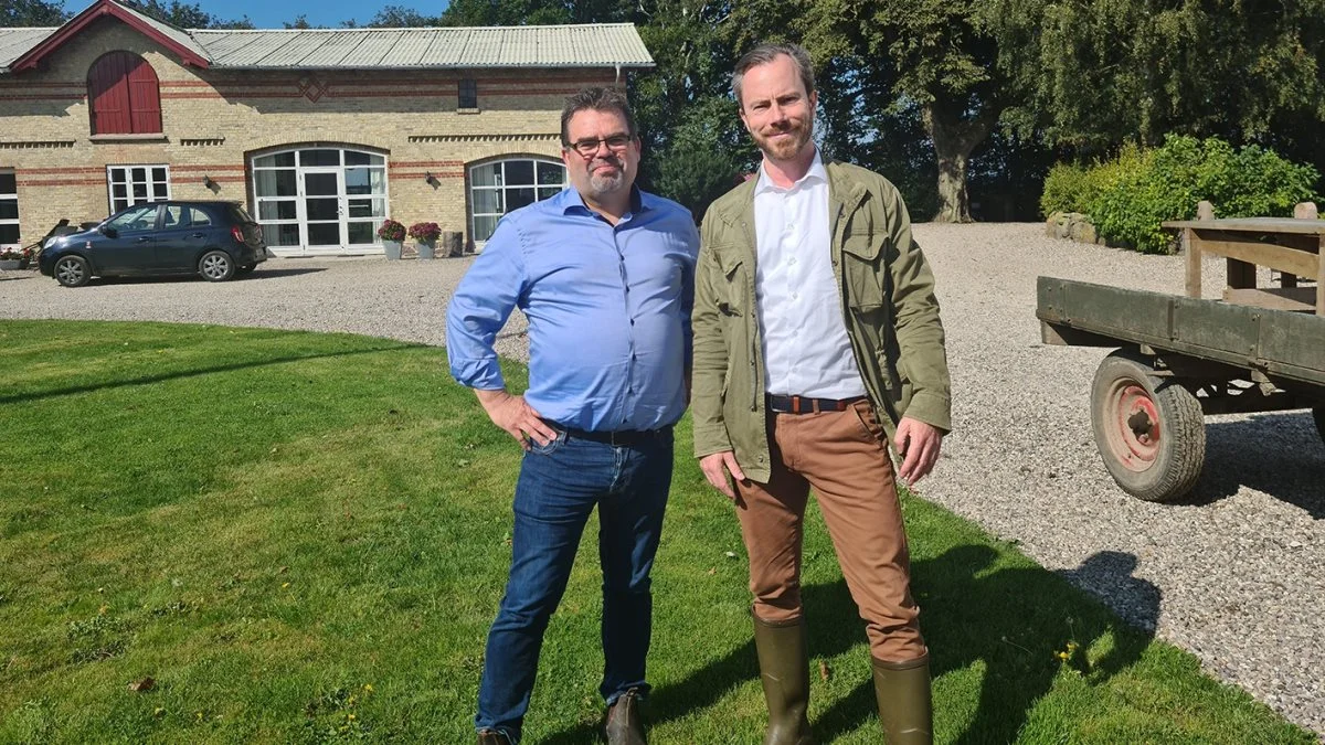 Venstre-formand Jacob Ellemann-Jensen lagde vejen forbi Torben Povlsens gård forleden. Foto: Henning K. Andersen 