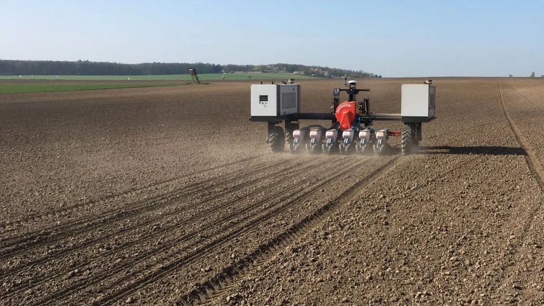 Virksomheden Agrointelli producerer markrobotter, som kører på biodiesel lavet på raps, og Kristian Pihl Lorenzen mener, at erfaringerne fra robotterne kan bruges også i den tunge transport.