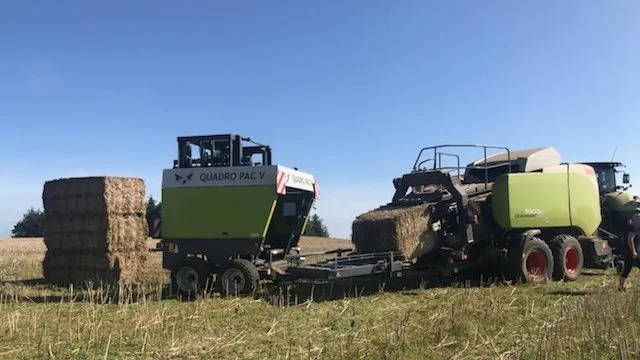 I går var Erik Engholm Poulsen i gang med presning af rapshalm. Med stablevognen bag presseren stables tre hårdtpressede 120x90 cm baller på marken - lige klar til transportvognen.