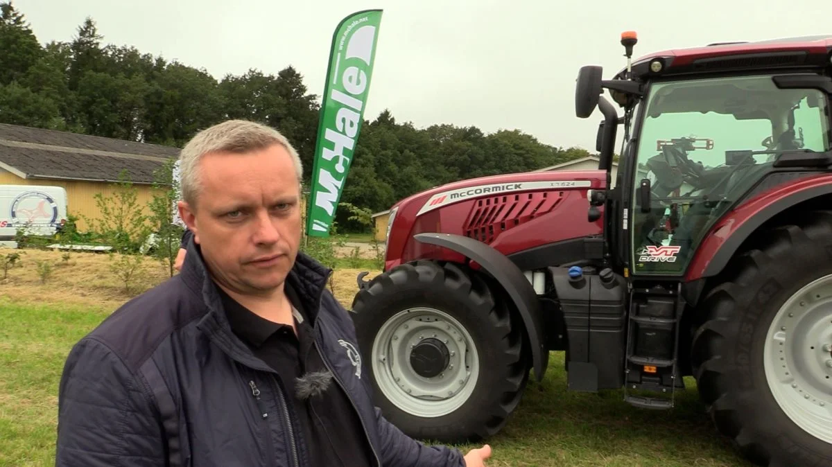 Martin Kloster Jensen står her foran X7'er-modellen, der blev vist frem under græsdemoen. Fotos: Alexander Dornwirth