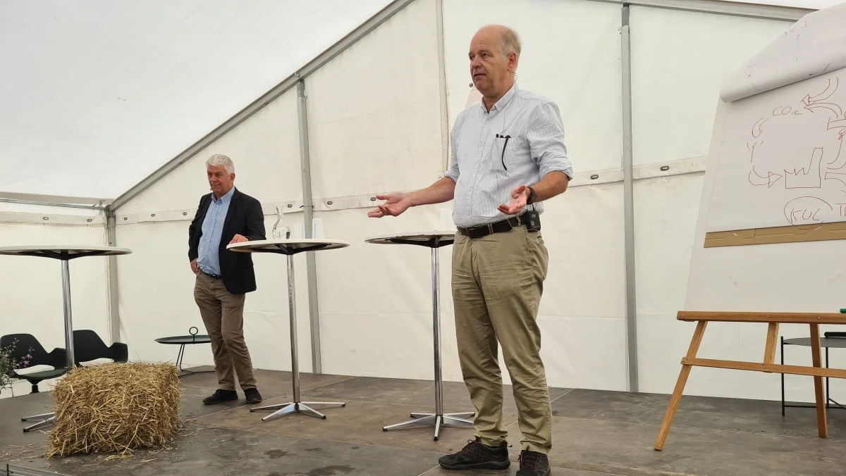 Projekter som SkyClean giver landbrugsskeptikere et andet syn på landbruget i to ud af tre tilfælde, mener vicefoormand i Landbrug & Fødevarer, Thor Gunnar Kofoed. Her er han på scenen på klimafolkemødet i Middelfart sammen med opfinderen Henrik Stiesdal. 