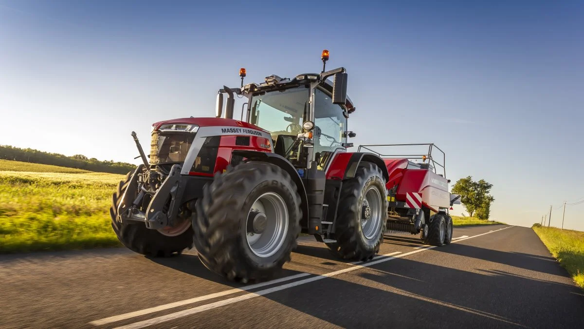 Udover MF 6S- og MF 7S-traktorserierne har Massey Ferguson også lanceret to nye modelbetegnelser i flagskibsserien MF 8S. Den nye topmodel i MF 8S-serien får modelbetegnelsen MF 8S.305 (305 hk) og den anden nye traktor i serien får modelbetegnelsen MF 8S.285 (285), der begge leveres med en sekscylindret 7,4 liters Agro-Power motor.