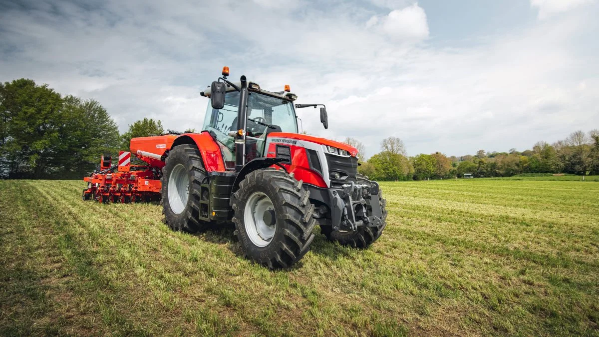 Massey Ferguson lancererede ii går en ny MF 6S-traktorserie, der tilbydes i fem versioner med en ydelse fra 135 til 180 hk. Ligeledes kan denne traktorserie leveres med (EPM), som leverer yderligere 15 til 20 hk ekstra.