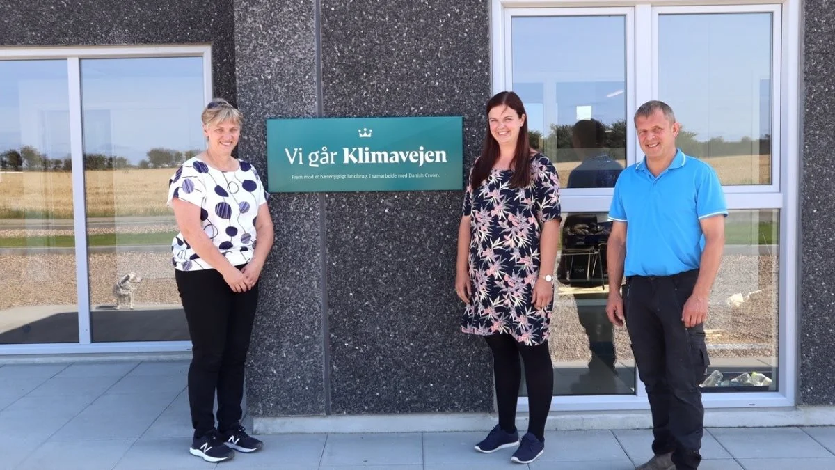 Fra venstre er det Dorthe Krogsgaard, den nye driftscontroller Elsebeth Mathiesen og Asger Krogsgaard, Mogensgård vest for Ringkøbing. 