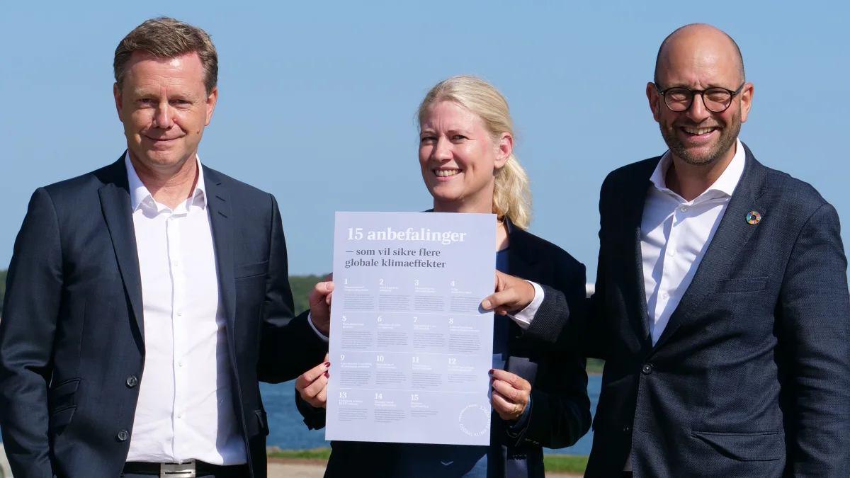 Fødevareminister Rasmus Prehn (til højre) modtog anbefalingerne fra Global Klima-Task force, her repræsenteret af DLG-direktør Kristian Hundebøll (til venstre) og direktør hos Landbrug & Fødevarer, Anne Arhnung (i midten) på Klimafolkemødet i Middelfart.  Fotos: Landbrug & Fødevarer