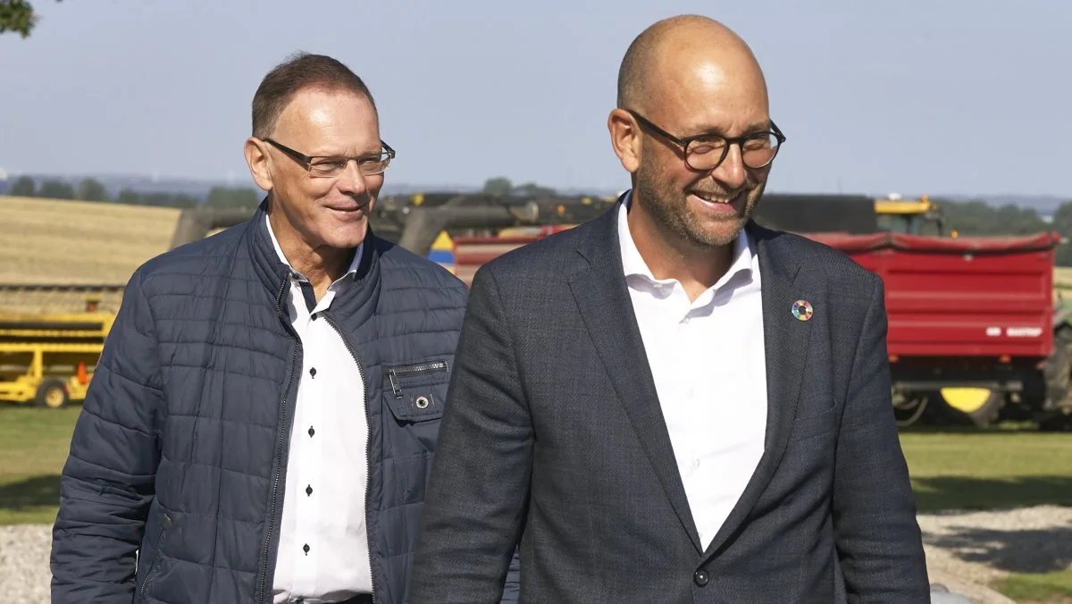 I næste uge bliver vi klogere på, om især Venstre og regeringen kan finde hinanden i de aktuelle landbrugsforhandlinger. Både Venstres fødevareordfører Erling Bonnesen og fødevareminister Rasmus Prehn (S) kunne dog smile, da de fredag mødtes på Fyn for at tale præcisionslandbrug. Foto: Erik Hansen